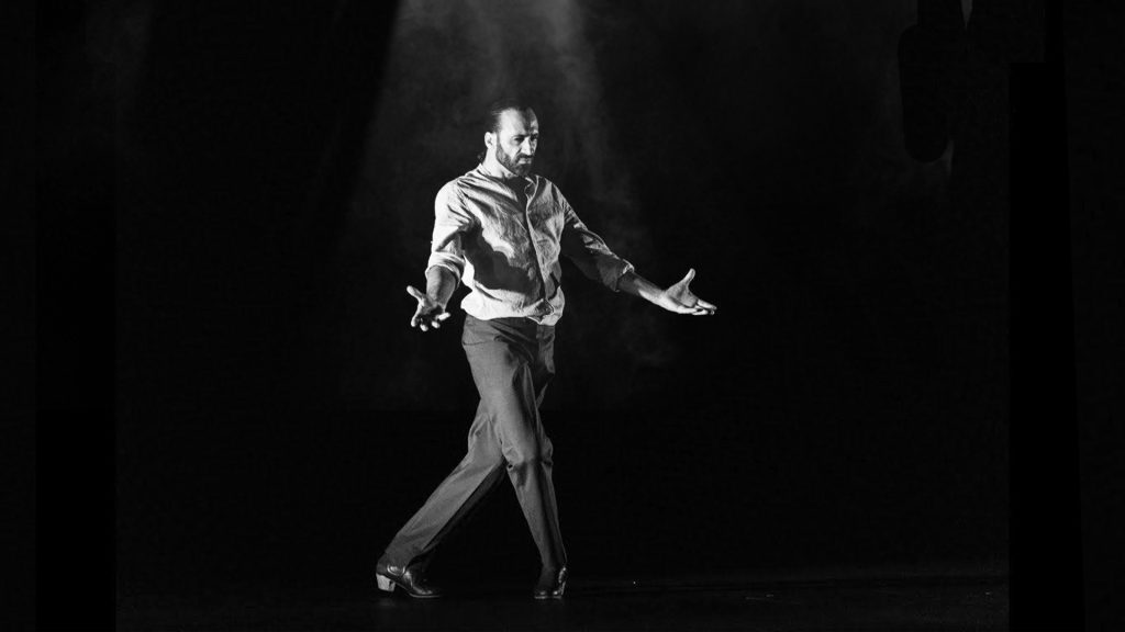 Jesus Ortega bailando en el escenario